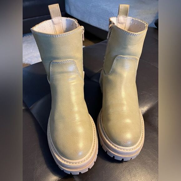 Time and Tru beige side zip platform ankle boots! Size 6.5 - Picture 2 of 6